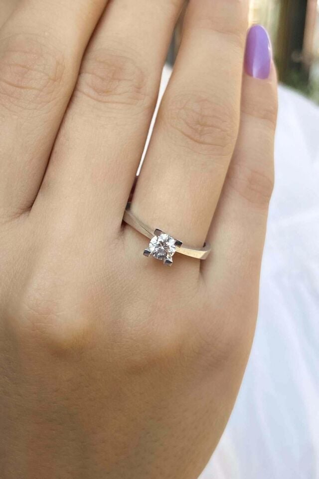 Kalın Tırnak Tektaş Yüzük 6x6mm