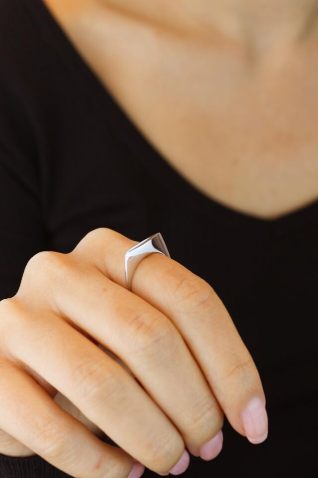 Beyaz Yükseltili Çizgi Yüzük