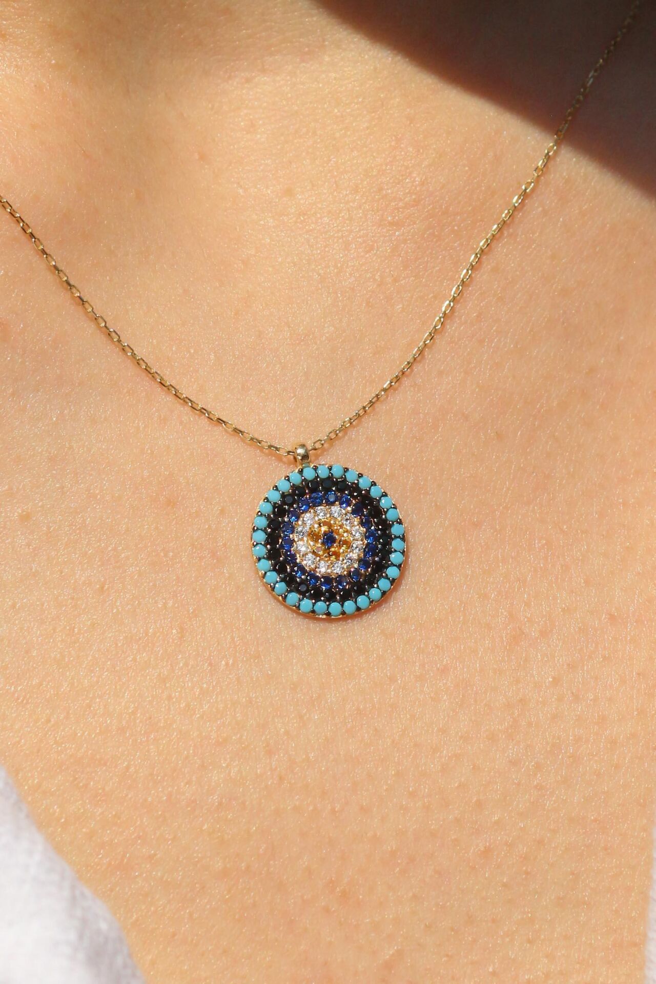 Sosyete Gözü Çok Renkli Taşlı 1,9 cm Çaplı Kolye 14 Ayar Sarı Altın