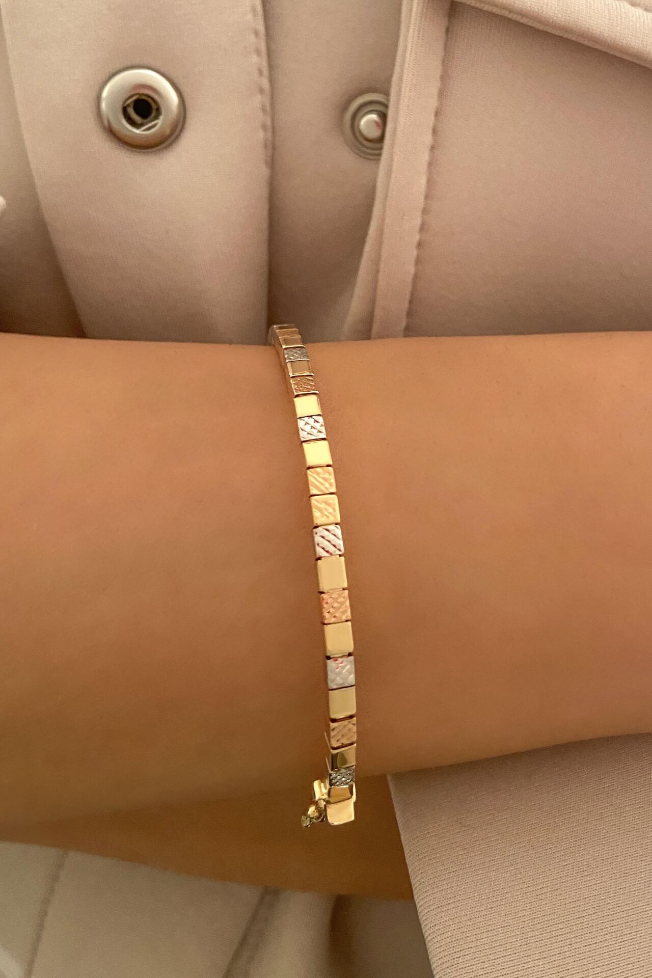 Küp Birleşim Üç Renk 14 Ayar Altın Kelepçe Bileklik