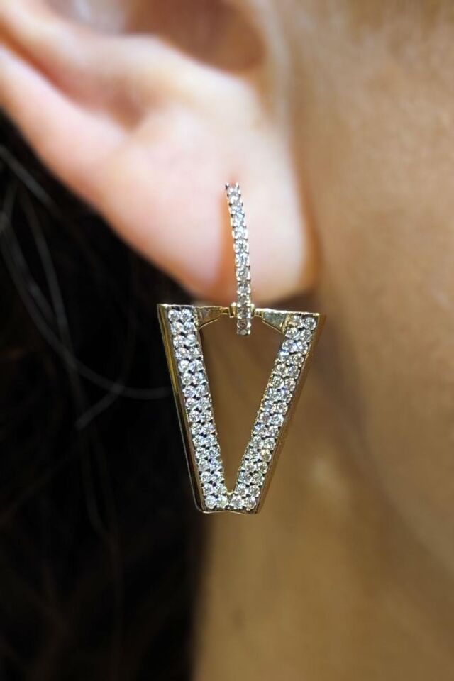 Işıltılı Üçgen Sallantılı 14 Ayar Altın Küpe