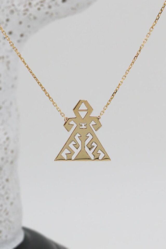 Antik Eli Belinde Kadın Figürü 14 Ayar Altın Kolye