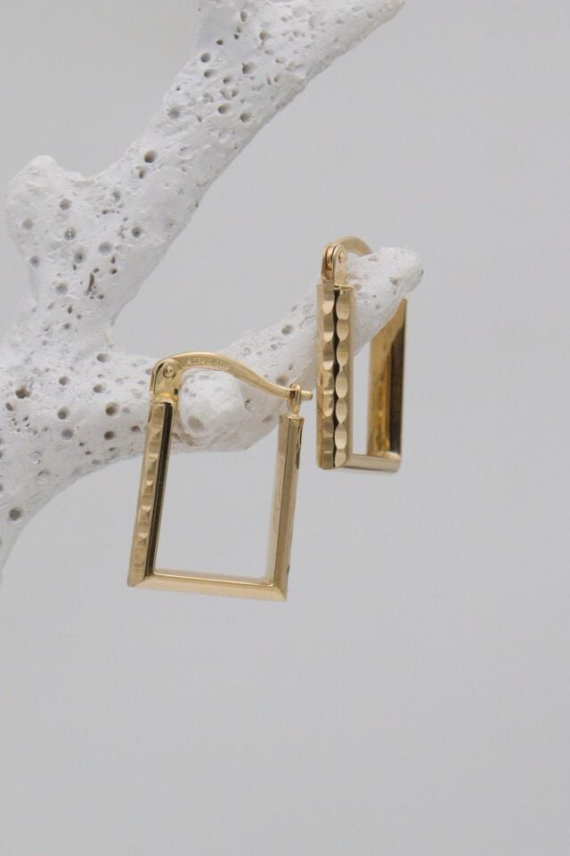 Dikdörtgen Formlu Dövme Desenli 14 Ayar Altın Küpe